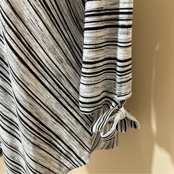 Two by Vince Camuto Striped Asymmetrical Top Tie Sleeves - Picture 4 of 12